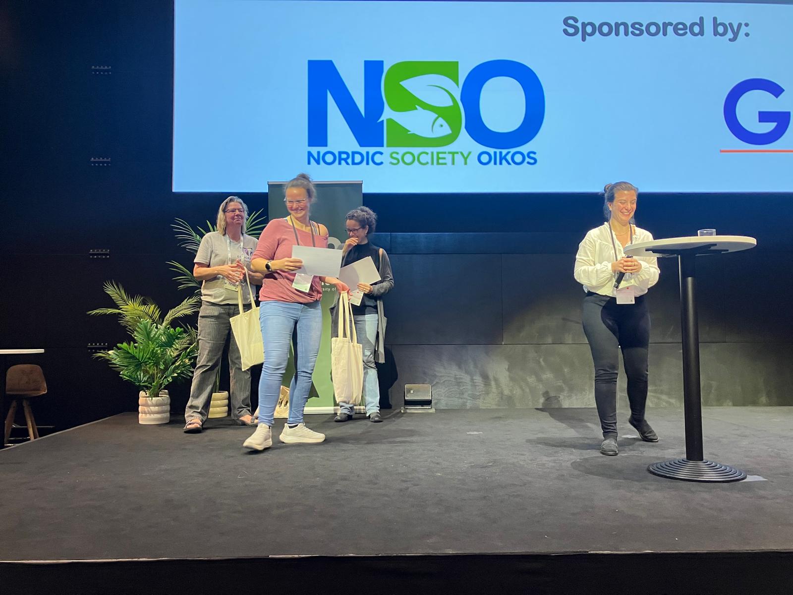 Ameli Kirse is receiving her award from the organisers.